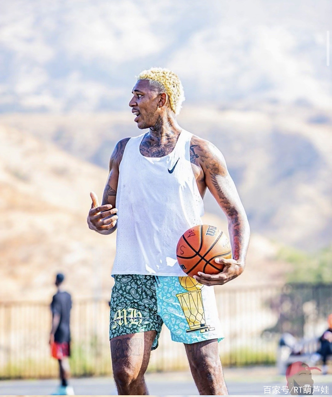 回头就轰三 回头就轰三